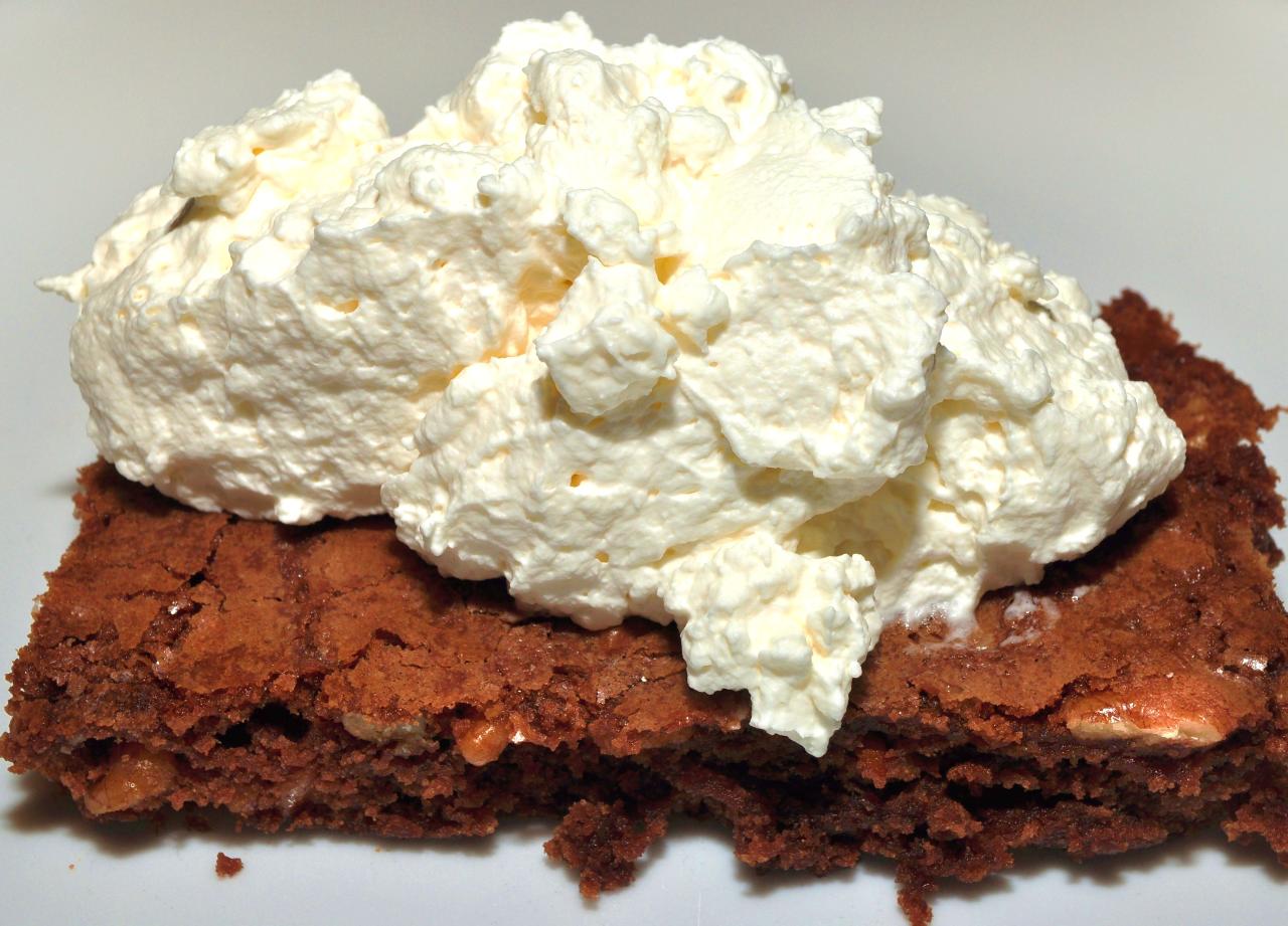 Un montón de crema batida sobre un trozo de pastel