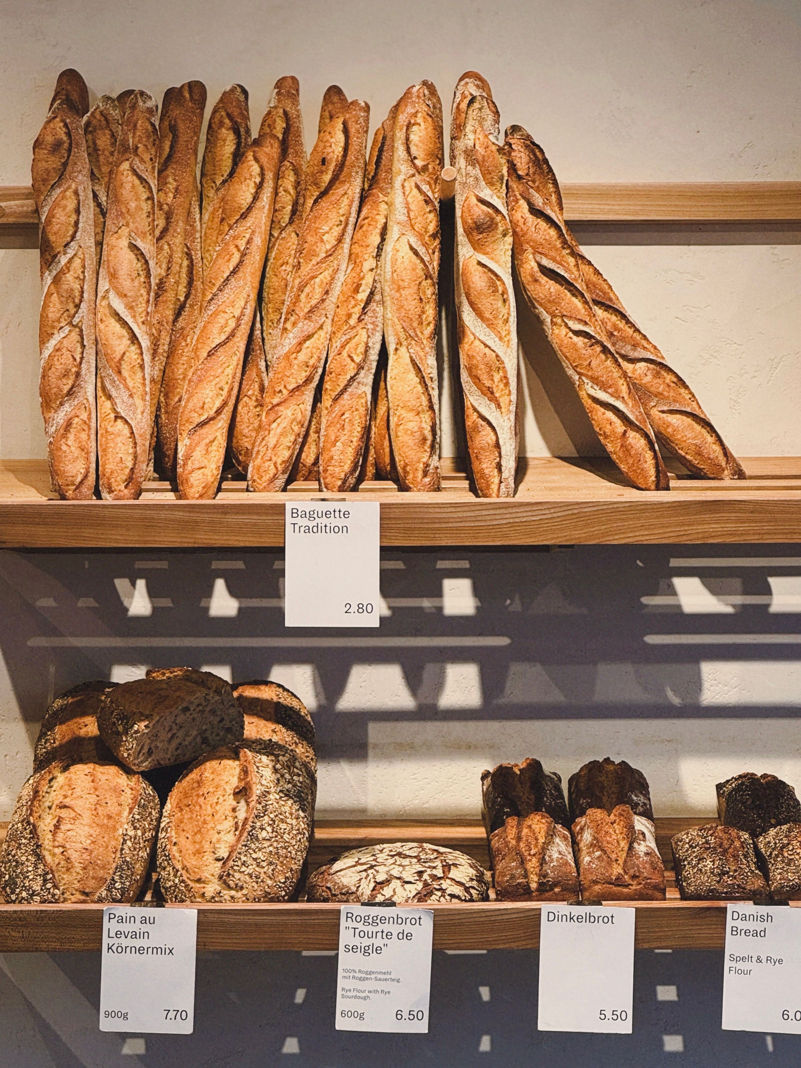 Estante de pan de una panadería alemana; abajo el Roggenbrot redondo con su etiqueta