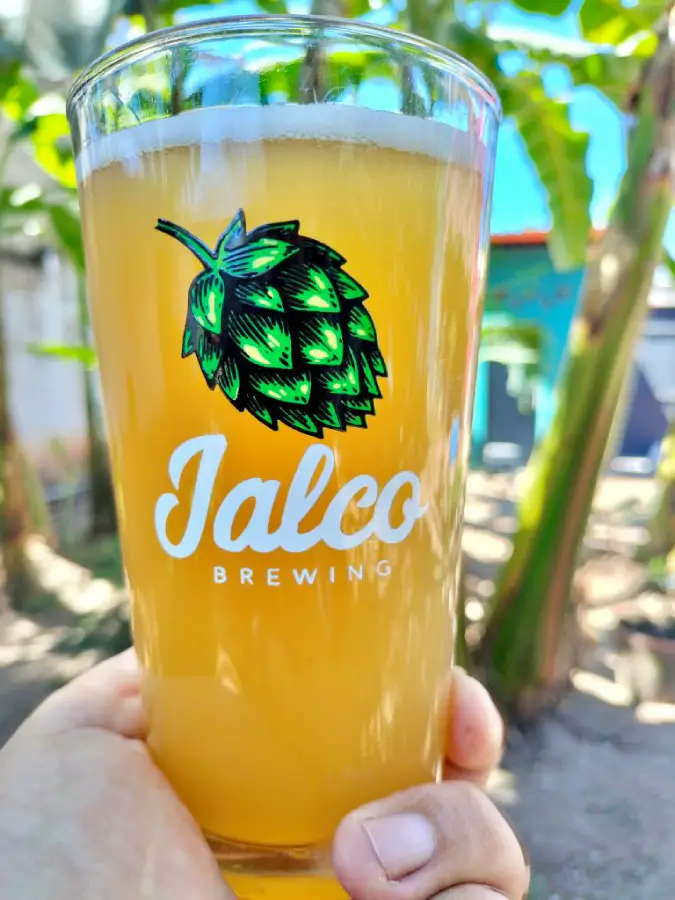 Una cerveza Jalco en el jardín