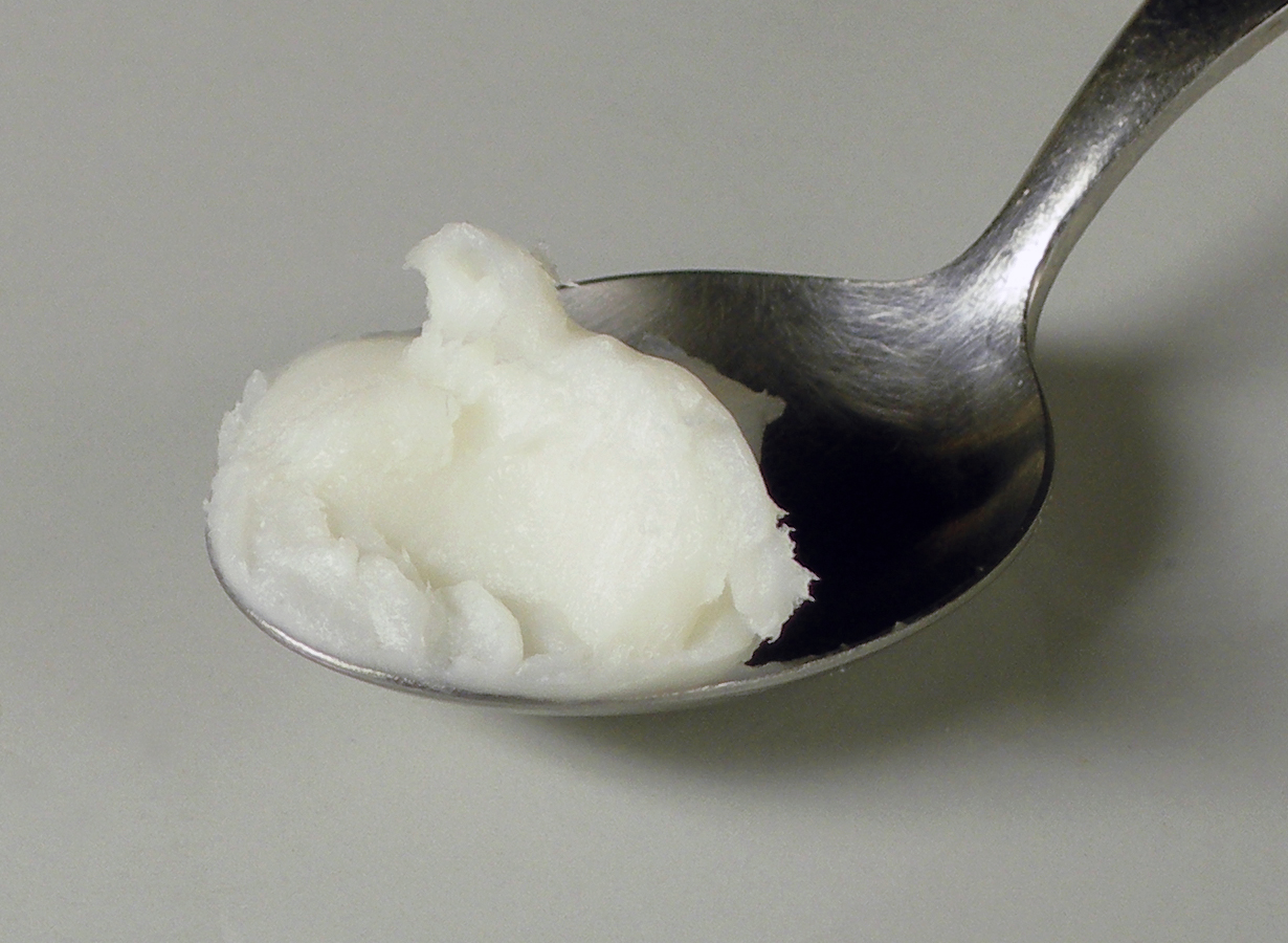 Una cucharada de manteca de cerdo blanca y firme