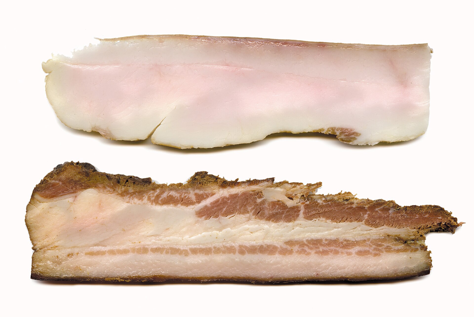 Dos piezas de tocino lado a lado: arriba la grasa de lomo, abajo la panza ahumada y entreverada