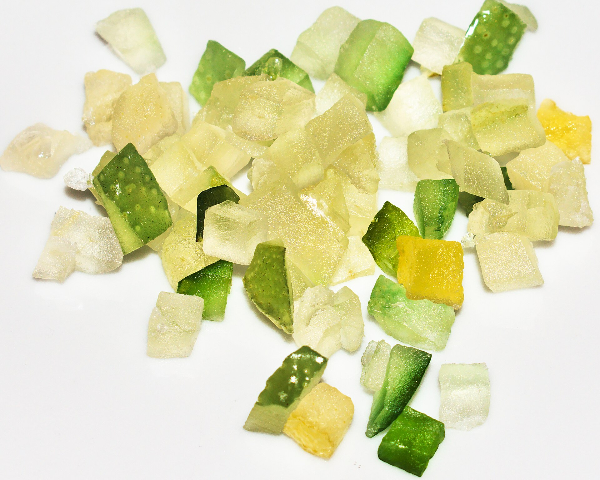 Cubos de cáscara de cidra confitada, vidriosos, verdes y amarillo pálido